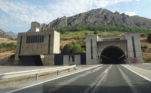 Un accidente corta un carril en la autopista del Huerna sentido León, dentro del túnel del Negrón