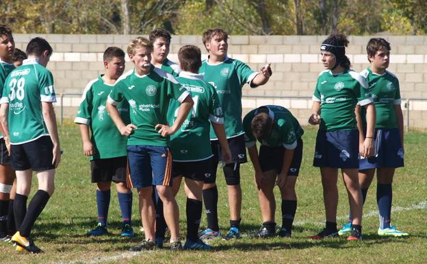 Los infantiles y cadetes del León Rugby Club se abrazan al ovalado