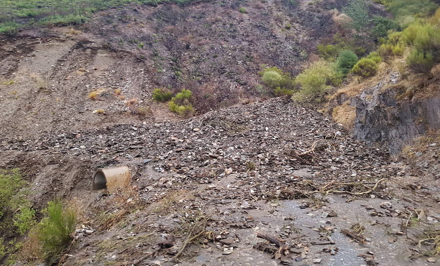 Las lluvias provocan nuevos desprendimientos en la carretera de acceso a Peñalba