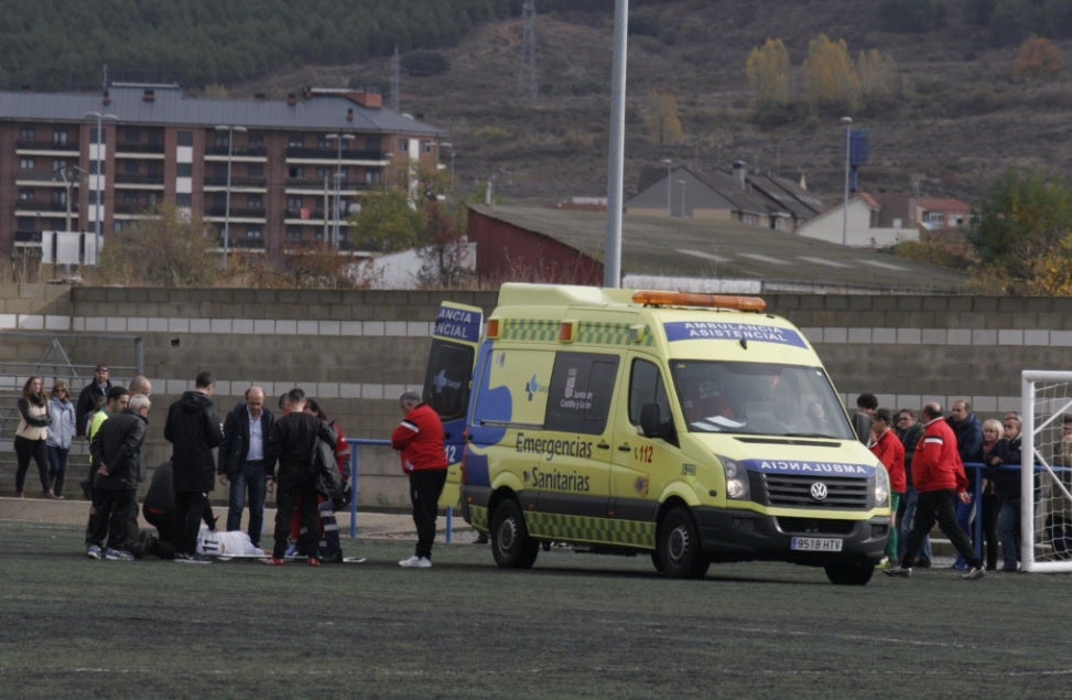 Pablo Helguera, del Cadete B de la Cultural, se rompe el fémur en el choque contra el Puente Castro