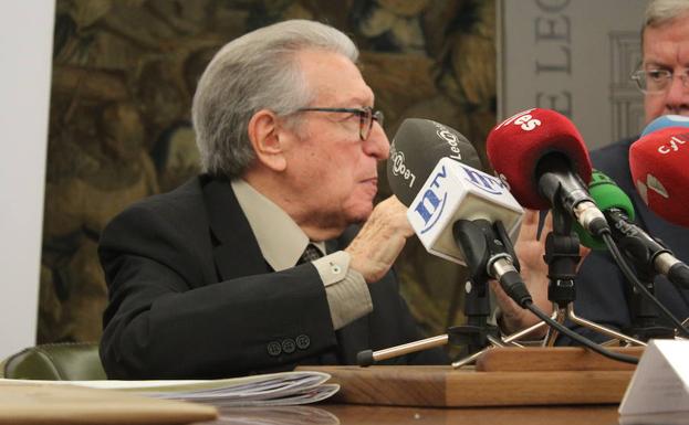 El presidente de la Real Academia de Economía mantiene que la independencia hará más esclavos a los catalanes