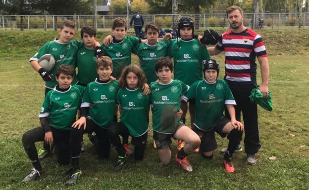 La lluvia también sirve para aprender en la escuela del León RC