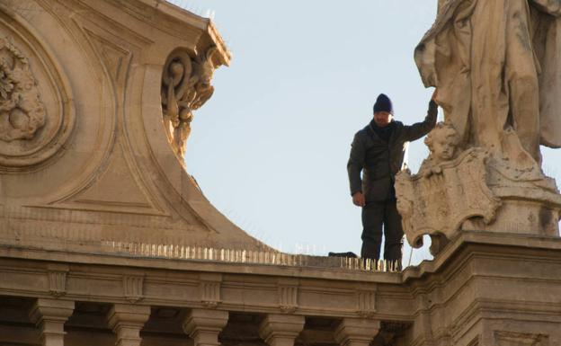 Baja el hombre que amenazaba con lanzarse al vacío desde la Catedral de Murcia