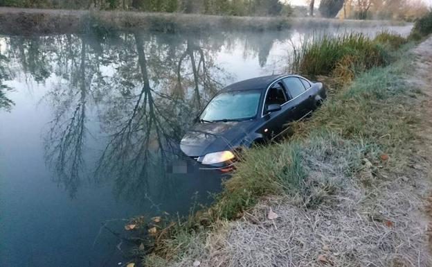 Rescatan un coche arrojado al Canal de Castilla tras su robo