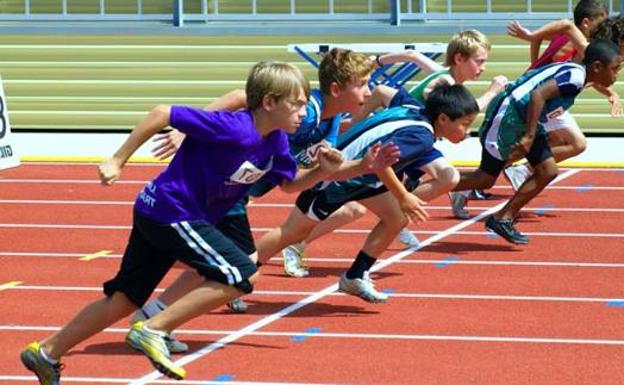 Cerca de 500 niños participan en actividades de baloncesto, acrosport y pádel de las EDM