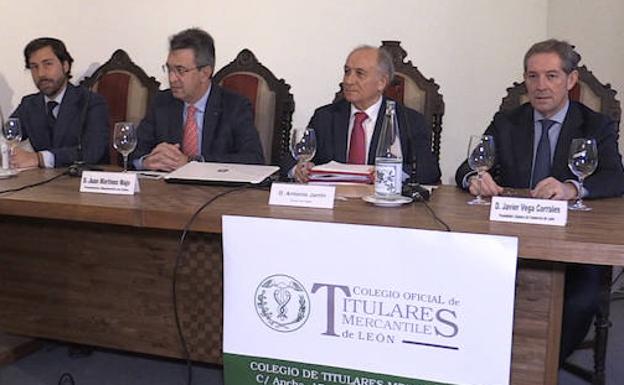 Majo denuncia la «deshumanización» de Hacienda y los excesos cambios de las leyes de impuestos