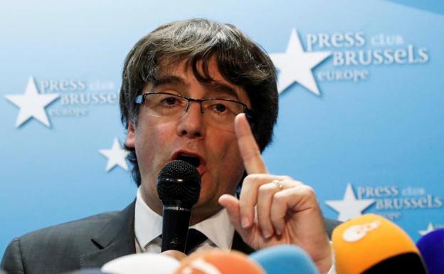 Puigdemont llama a ir a la manifestación y avisa de que «rejas ni exilios» les disuadirán