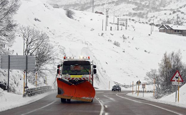 1.364 quitanieves y más de 242.200 toneladas de fundentes formarán el operativo invernal de Castilla y León