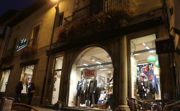 La histórica tienda Yalex deja los bajos del palacio de Hernando Villafañe, que albergará un gran restaurante