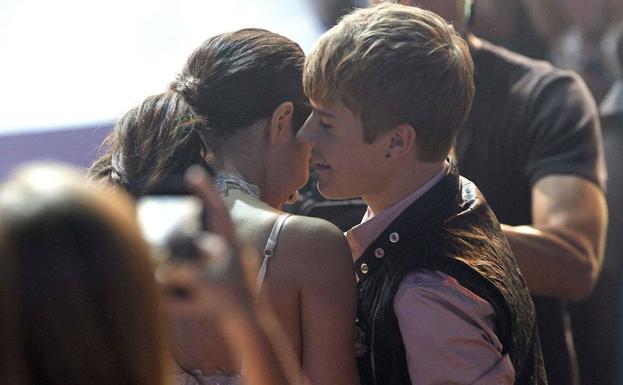 Justin Bieber y Selena Gómez alimentan los rumores con un beso