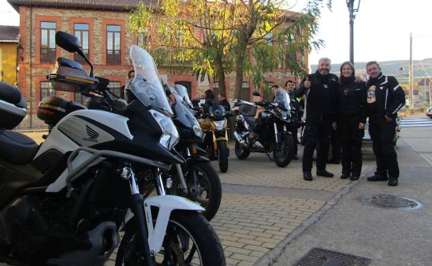 La exposición 'Abierto en Otoño' hace rugir los motores en Santa Colomba de Somoza