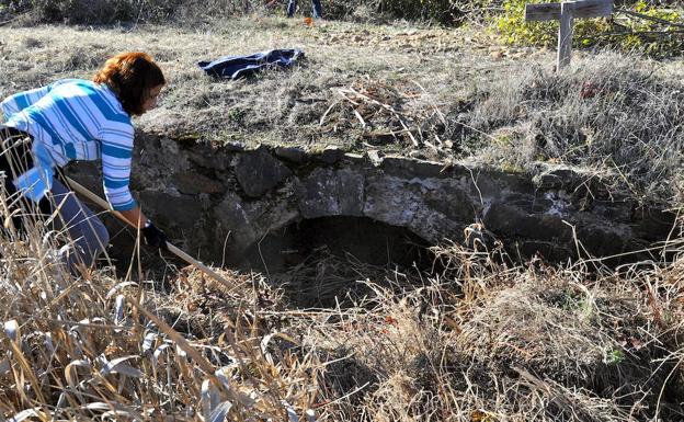 Una hacendera pone al descubierto una calzada romana en Palacios de la Valduerna