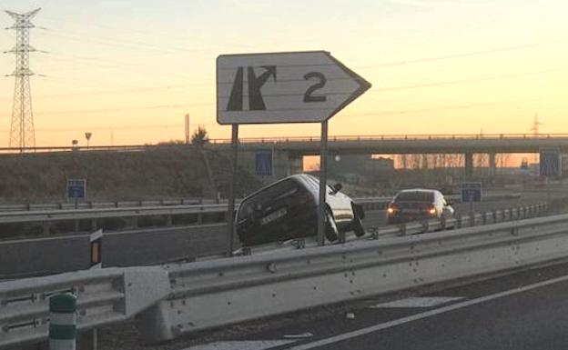 Un vehículo pierde el control y acaba subido a un guardarraíl de la LE-11