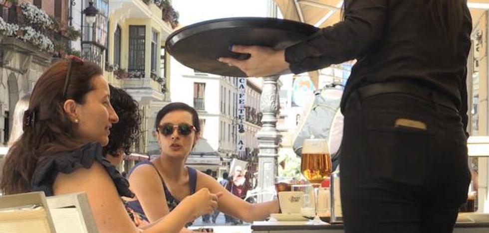 El emprendimiento revive gracias a los servicios en León, que impulsan los empleos asalariados pero elevan su precarización