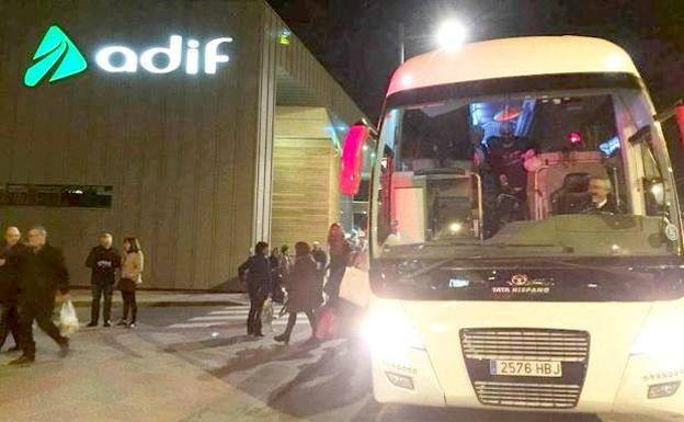 Una avería 'bloquea' Asturias y obliga a 1.000 usuarios y siete trenes a coger un bus en León
