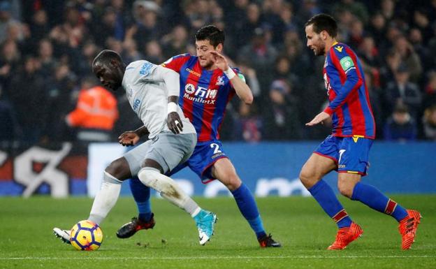 Primer jugador en la historia de la Premier sancionado por simular un penalti
