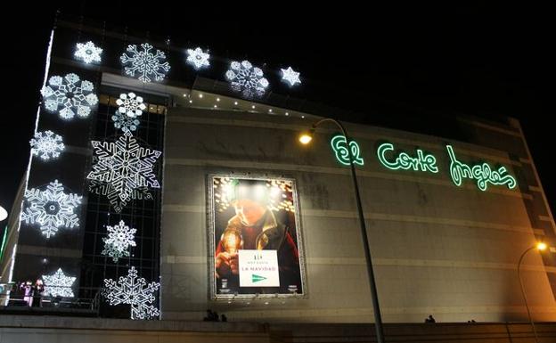 Un espectáculo láser y una chocolatada encienden la Navidad en El Corte Inglés
