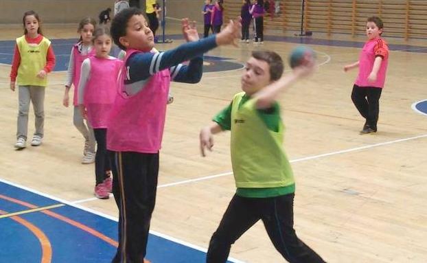 400 niños participan en las actividades de las EDM de ciclismo, fútbol sala y gimnasia rítmica