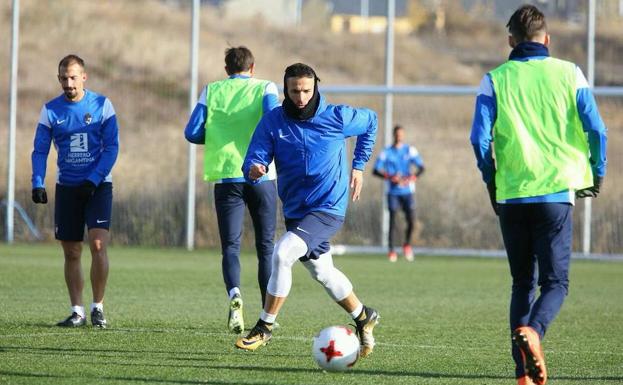 El mundo del revés se cruza en la angustia de la Ponferradina