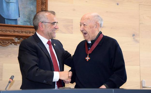 La Bañeza rinde homenaje a Álvaro Huerga