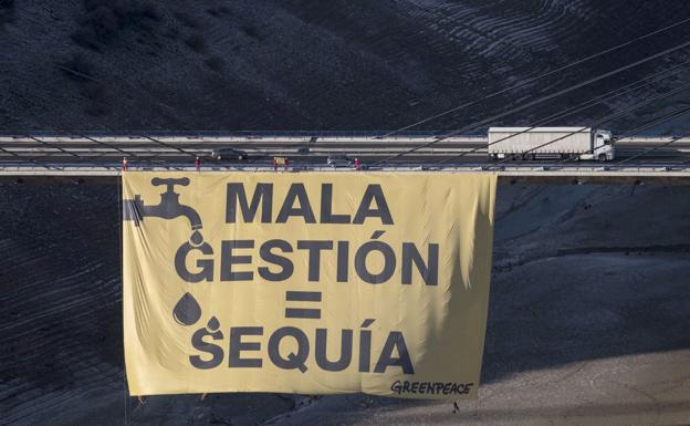 Greenpeace cuelga una pancarta gigante en Barrios de Luna para denunciar la mala gestión del agua