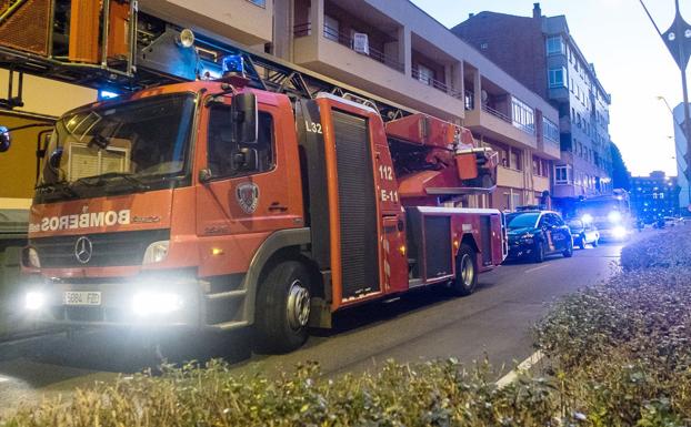Un cigarro mal apagado causa un incendio en un piso de la calle Azorín de San Andrés
