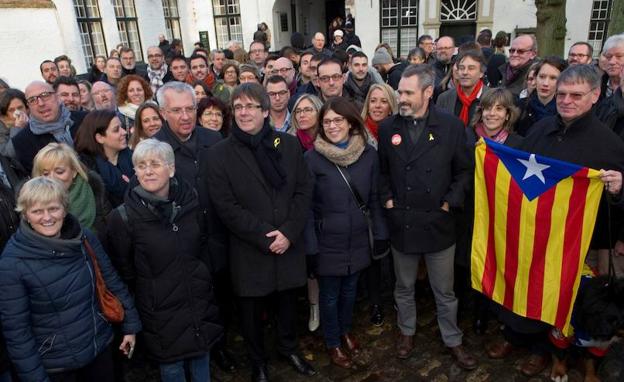 Puigdemont recula en su discurso antieuropeísta al comprobar su soledad