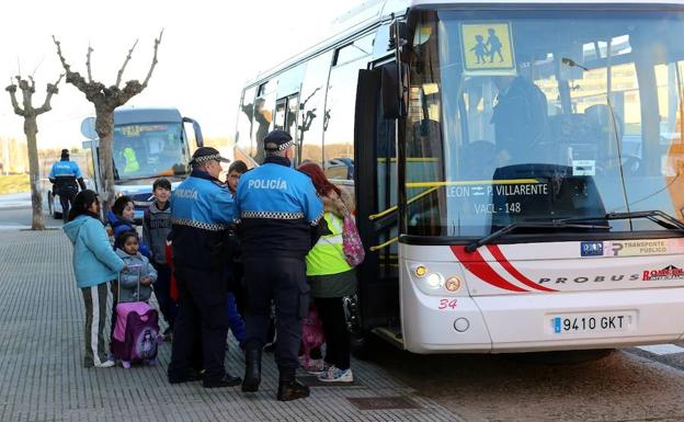 La Policía Local controla esta semana la seguridad de los vehículos de transporte escolar en León