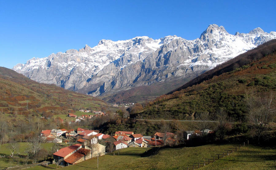 Tejerina se compromete a devolver a los pueblos de Picos de Europa «su esfuerzo por conservar ese patrimonio»