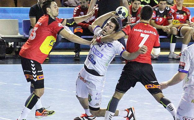 El Abanca Ademar presenta su candidatura al segundo puesto a base de carácter y épica