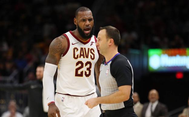 LeBron James, expulsado de un partido por primera vez en su carrera