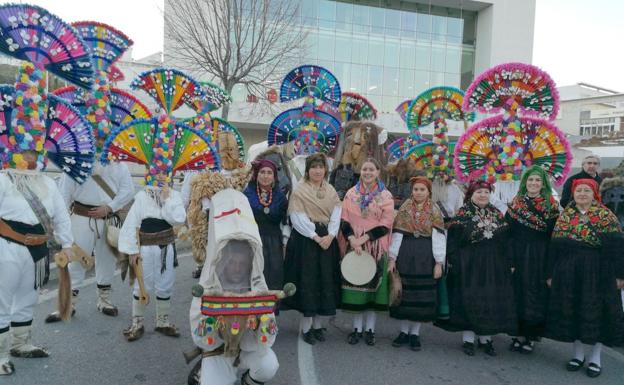 200 leoneses llenan de colorido el centro histórico de Bragança con una muestra de los carnavales de la provincia
