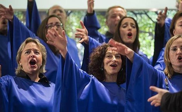 Los 30 componentes del Coro Gospel ‘Good News’ actuarán el sábado desde la terraza de El Corte Inglés