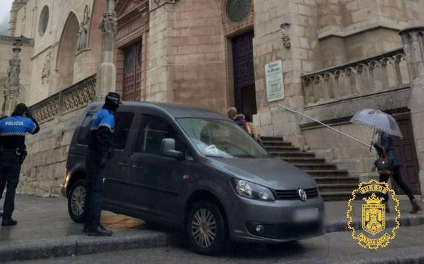 Sorprenden al conductor de un turismo bajando las escaleras frente a la Catedral de Burgos
