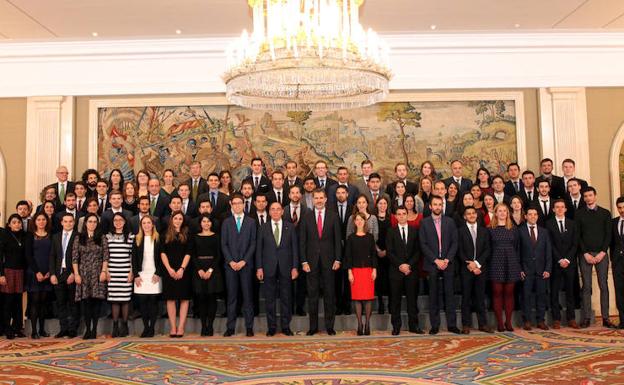 Felipe VI recibe en Zarzuela a dos bercianos tras recibir una de las Becas Iberdrola