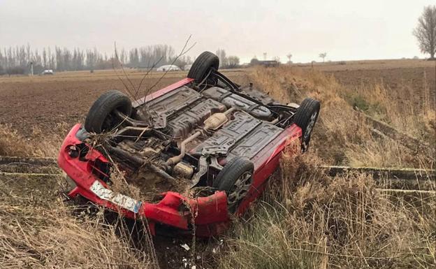 Los Bomberos de León asisten a un conductor que se encontraba atrapado en su coche tras volcar