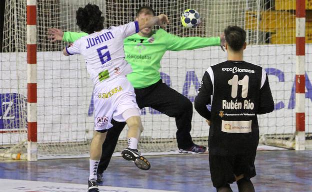 El Ademar casi se complica el derbi