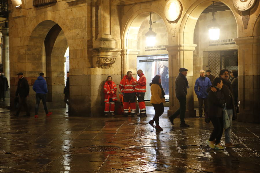 La lluvia se invita a la Nochevieja Universitaria de Salamanca