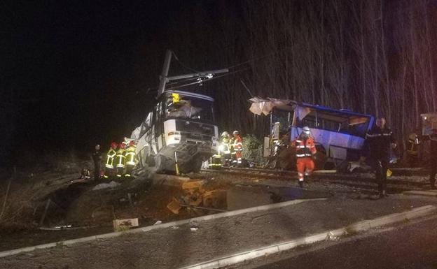 Cuatro adolescentes muertos en la colisión entre un autobús escolar y un tren en Francia