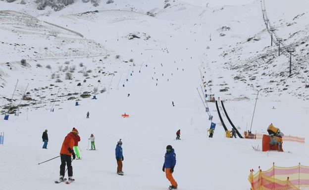 La falta de nieve obliga a cerrar Leitariegos y la oferta de San Isidro se reduce a dos kilómetros