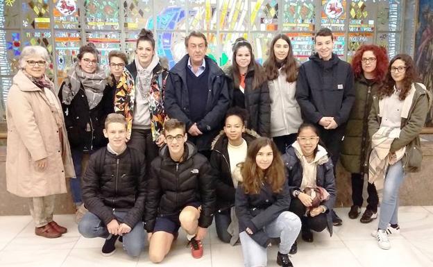 El salón de San Marcelo recibe a los alumnos franceses de intercambio en el Colegio Santa Teresa
