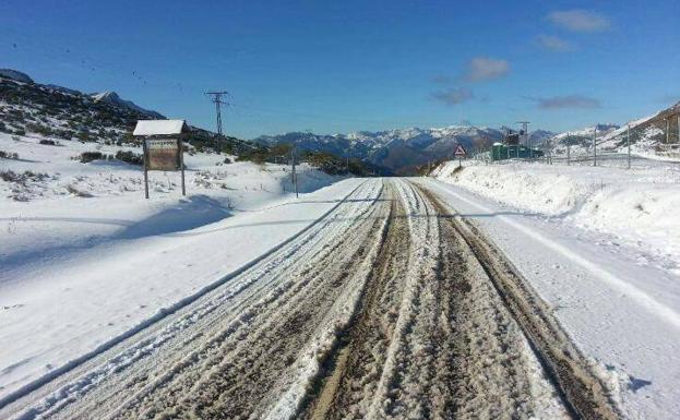 La nieve complica el paso por los puertos leoneses a la espera de las quitanieves