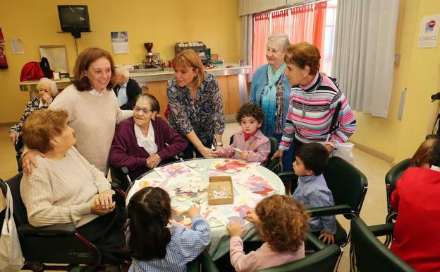 Niños y mayores se reúnen en la Residencia ‘Virgen del Camino’ para hacer actividades juntos