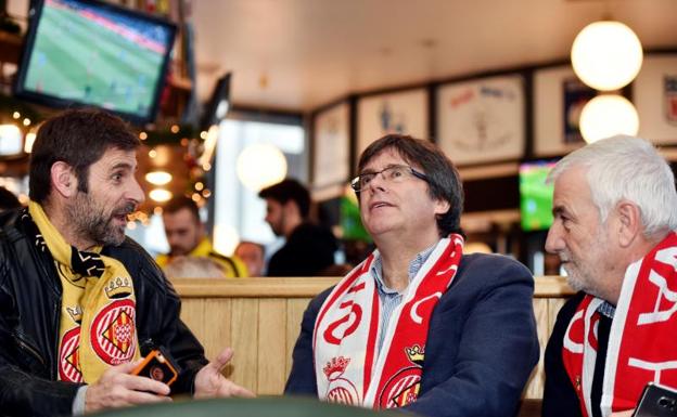 Puigdemont apoya al Girona junto a simpatizantes en un bar de Bruselas