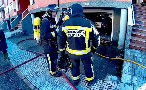 Bomberos evita que el incendio de una caldera se propague en un chalet en La Robla