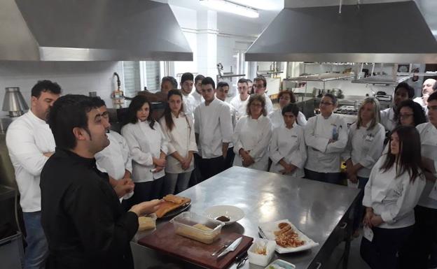 Los estudiantes de Hostelería de León aprenden a hacer el Mejor Torrezno de Soria