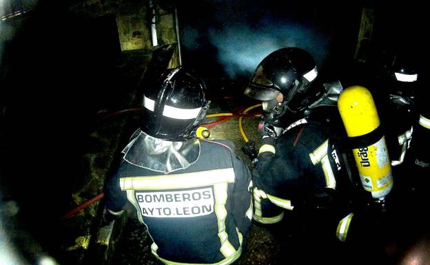 Los Bomberos de León logran sofocar un incendio en una vivienda de Villamañán