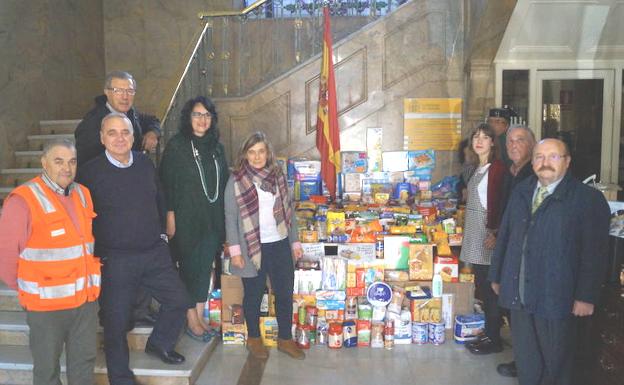 Teresa Mata, entrega a Cruz Roja, Cáritas y el Banco de Alimentos 350 kilos de alimentos recogidos en la Subdelegación