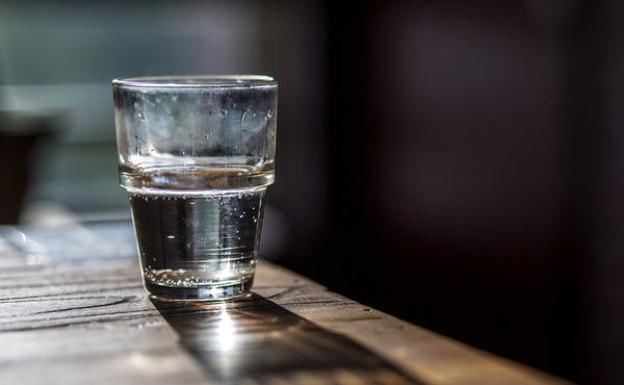 Así es el timo del vaso del agua que se ha cobrado varias víctimas