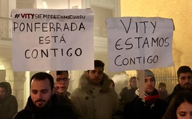 50 personas se concentran en Ponferrada en apoyo a los jugadores acusados de presunto abuso a una menor
